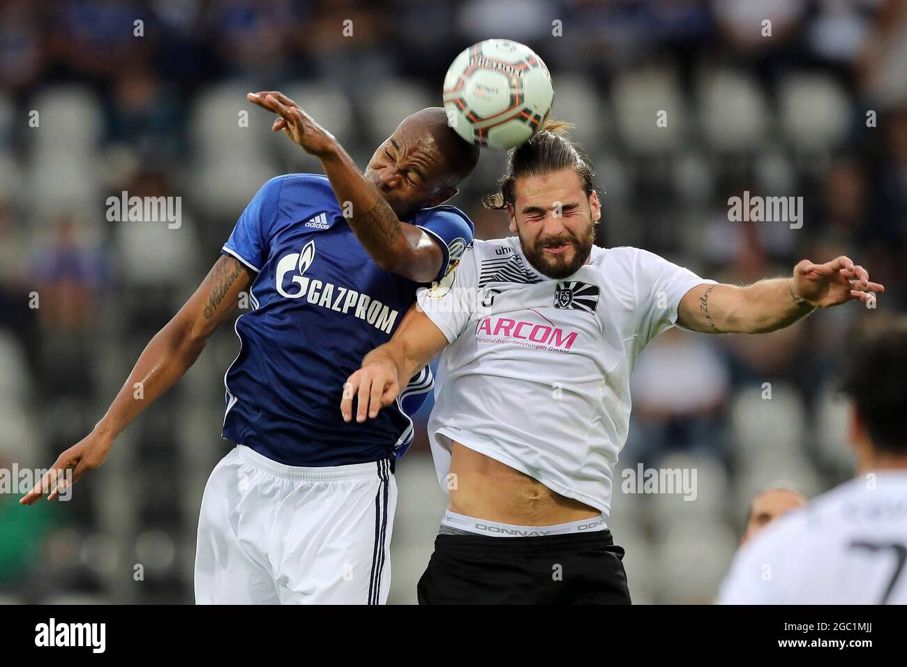 Freiburg, Deutschland. 20. Aug 2016. firo: Fuvuball, Fußball: 08/20/2016 1. Bundesliga, Saison 2016/2017: DFB-Pokal, DFB Pokal, 1. Runde, FC 08 Villingen - FC Schalke 04, S04, Naldo (Schalke) in den Duellen mit Dragan Ovuka (Villingen ) Credit: dpa/Alamy Live News Stockfoto