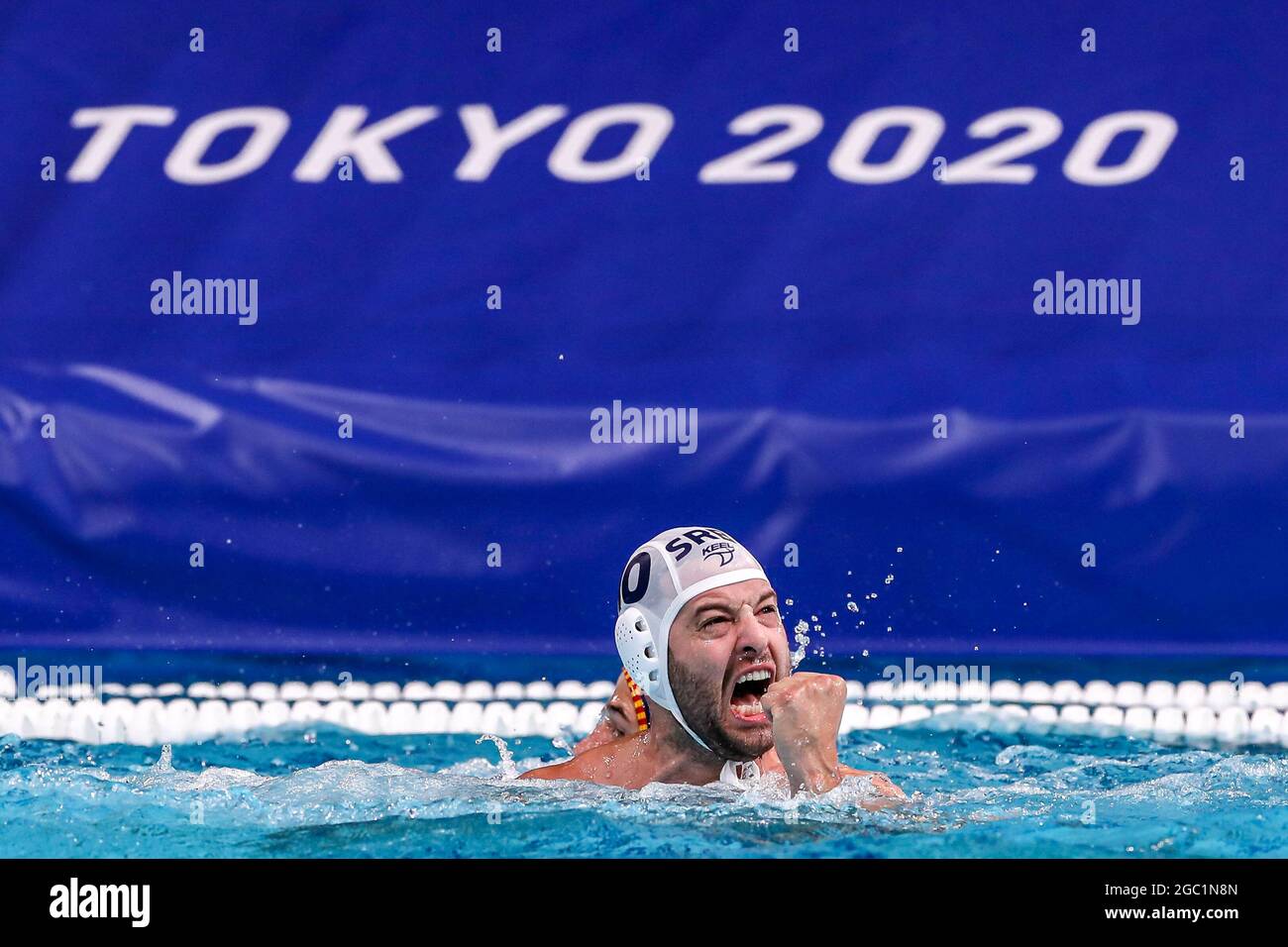 TOKIO, JAPAN - 6. AUGUST: Filip Filipovic aus Serbien während des Halbfinalspiels der Männer beim Olympischen Wasserball-Turnier 2020 in Tokio am 6. August 2021 im Tatsumi Waterpolo Center in Tokio, Japan (Foto: Marcel ter Bals/Orange Picles) Stockfoto