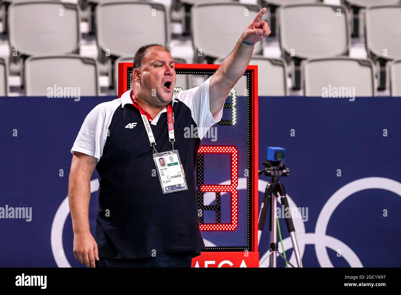 TOKIO, JAPAN - 6. AUGUST: Cheftrainer Dejan Savic aus Serbien während des Halbfinalspiels der Männer beim Olympischen Wasserball-Turnier Tokio 2020 zwischen Serbien und Spanien am 6. August 2021 im Tatsumi Waterpolo Center in Tokio, Japan (Foto: Marcel ter Bals/Orange Picics) Stockfoto