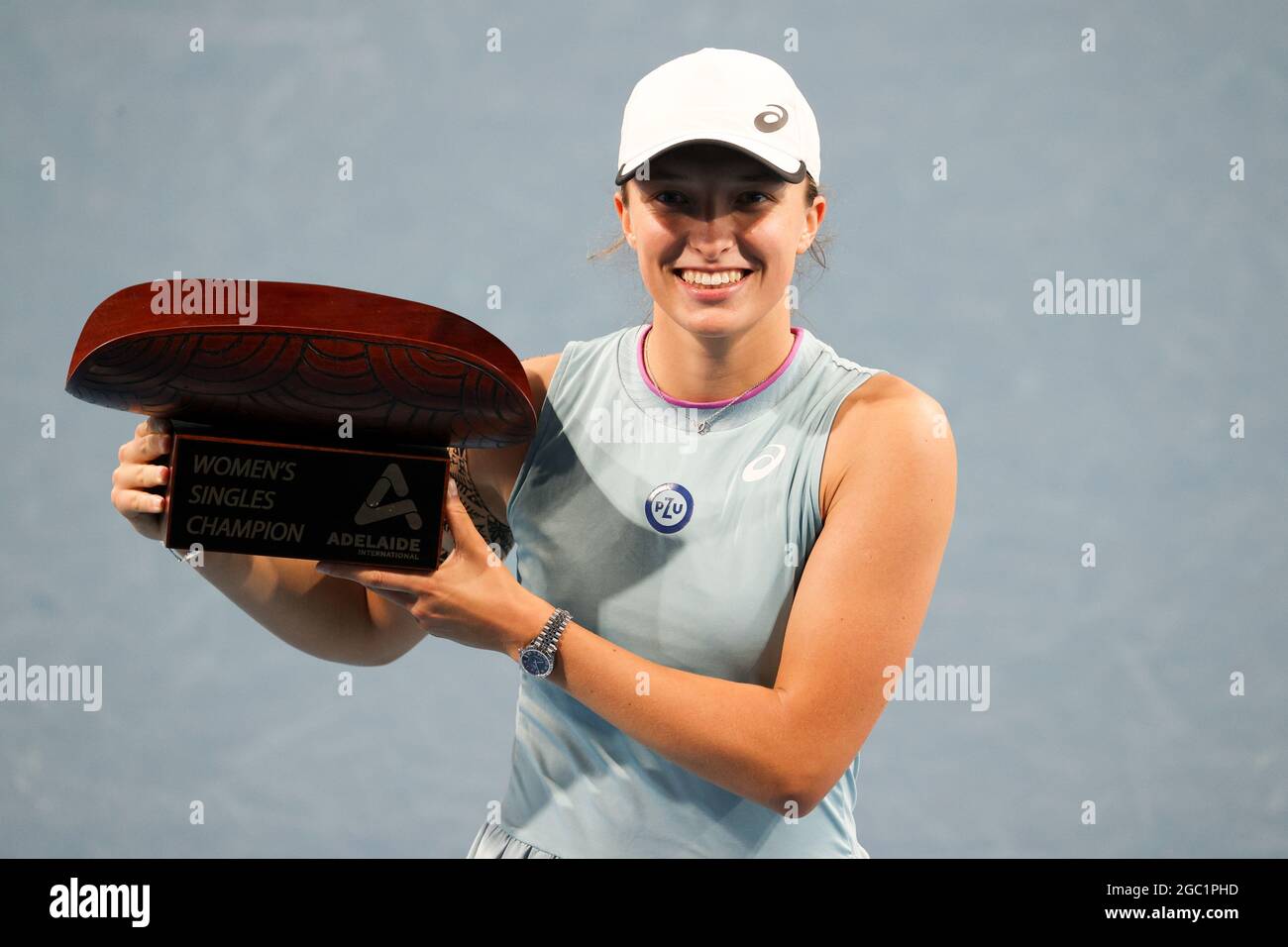 ADELAIDE, AUSTRALIEN - 27. FEBRUAR: Gewinner IGA Swiatek aus Polen nach ihrem Einzel-Endspiel am sechsten Tag des Adelaide International Tennisturniers am 27. Februar 2021 in Adelaide, Australien. Quelle: Peter Mundy/Speed Media/Alamy Live News Stockfoto