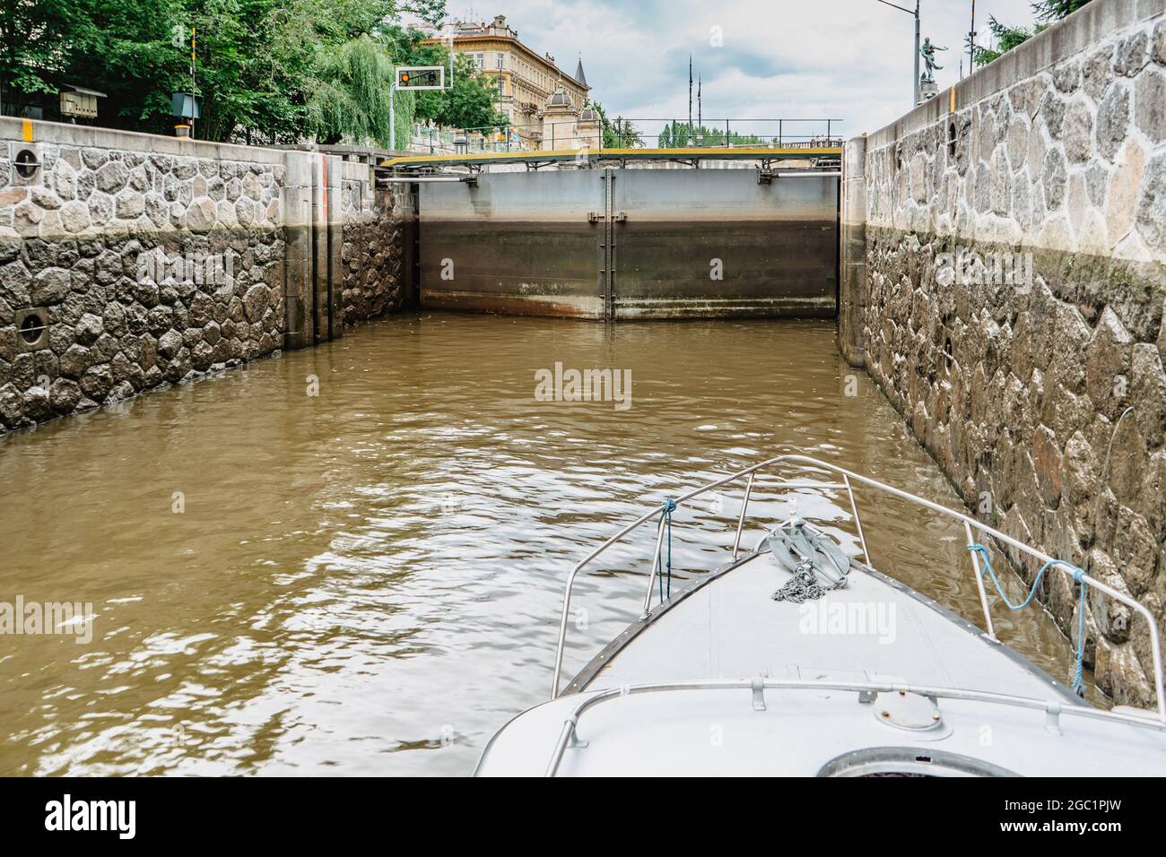 Boot in Lift Lock auf Moldau, Prag, Tschechische Republik. City Wassertransport. Flussfahrt, Sightseeing. Wasseraufzug Prozess von Sperrkomplex. Motor ya Stockfoto