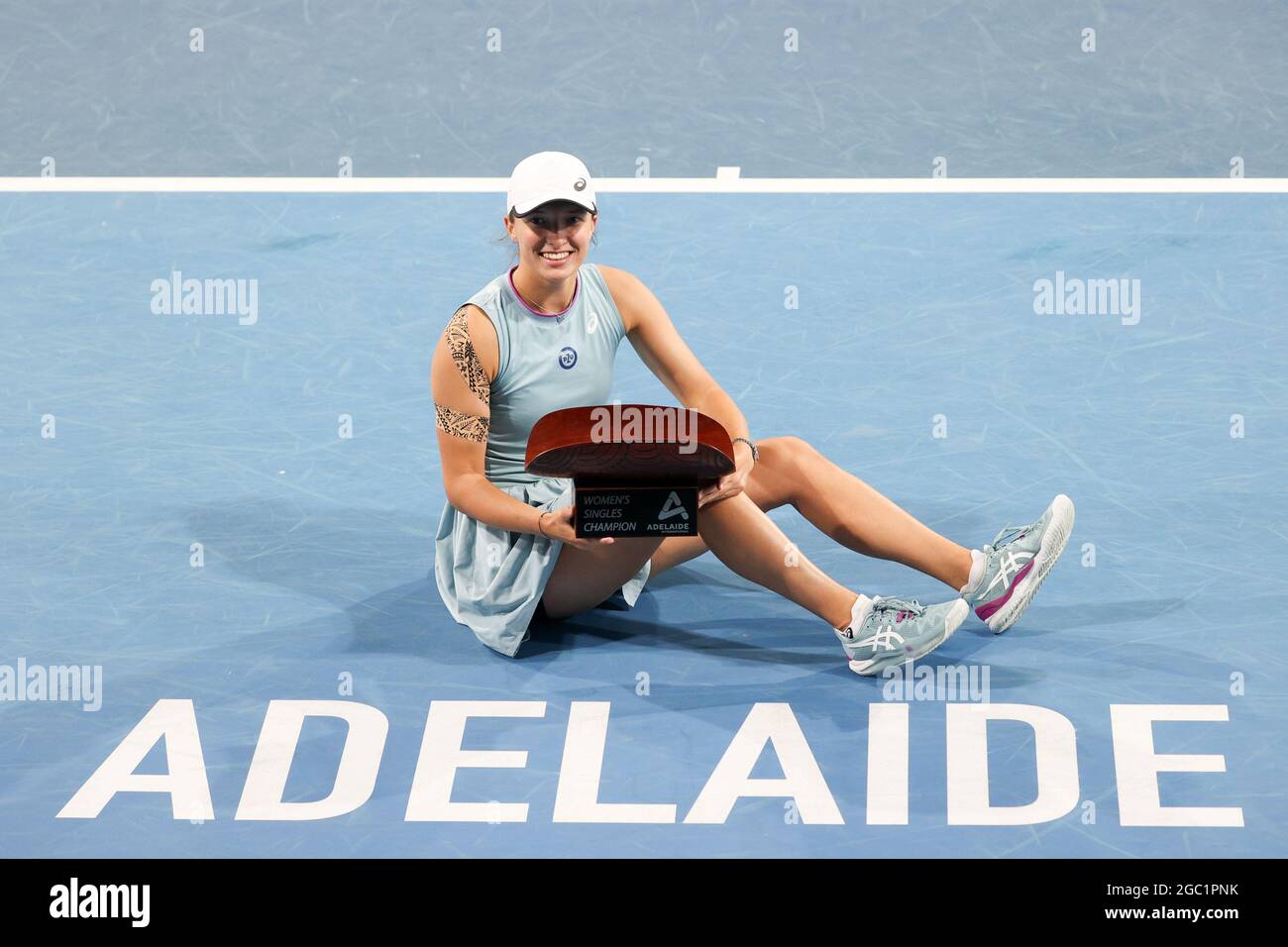 ADELAIDE, AUSTRALIEN - 27. FEBRUAR: Gewinner IGA Swiatek aus Polen nach ihrem Einzel-Endspiel am sechsten Tag des Adelaide International Tennisturniers am 27. Februar 2021 in Adelaide, Australien. Quelle: Peter Mundy/Speed Media/Alamy Live News Stockfoto