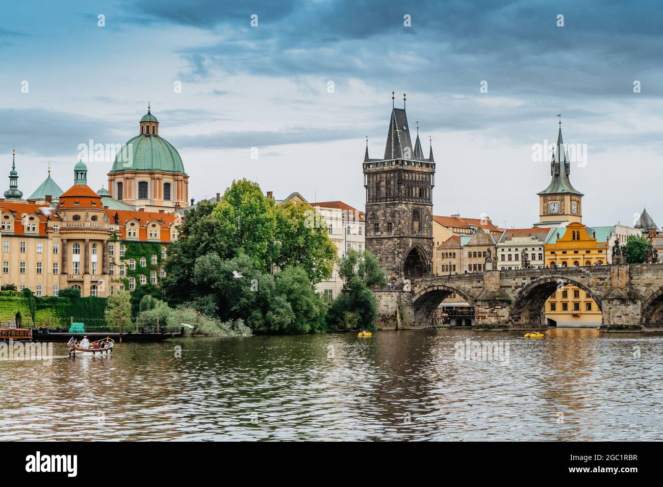 Karlsbrücke, Touristenboot auf der Moldau, Prag, Tschechische Republik. Gebäude und Wahrzeichen der Altstadt am Sommertag. Beeindruckender europäischer Stadtklanglauf. Stockfoto