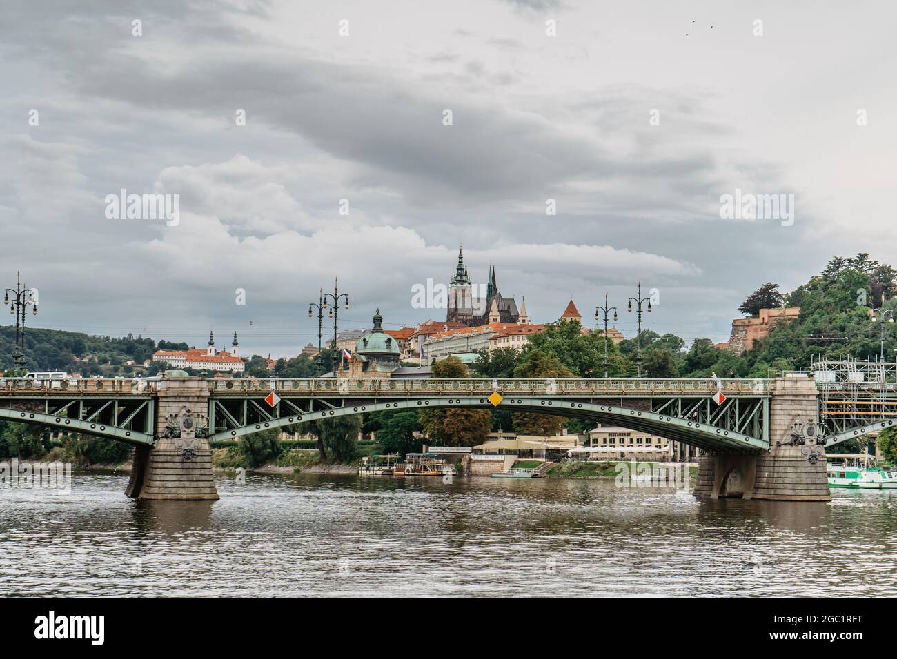 Malerisches Panorama der schönen Prager Burg, St.-Veits-Kathedrale, Cechuv-Brücke über die Moldau.berühmtes Touristenziel.Prager Panorama Stockfoto