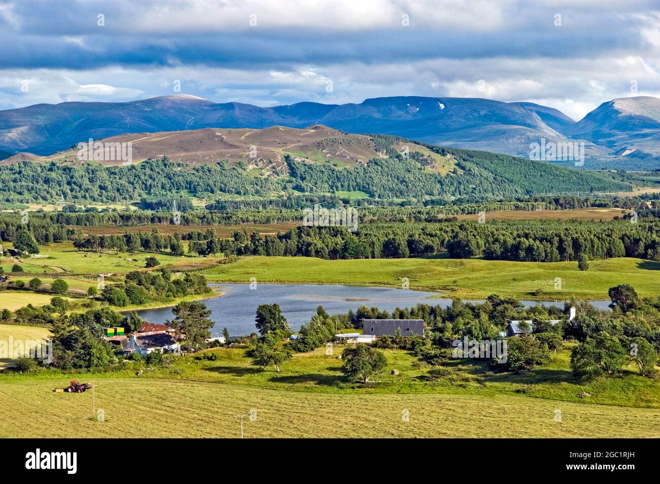 Blick nach Osten in Richtung Cairn Gorm (links) in der Cairngorms-Bergkette in der Nähe von Aviemore Strathspey Highland Scotland Stockfoto