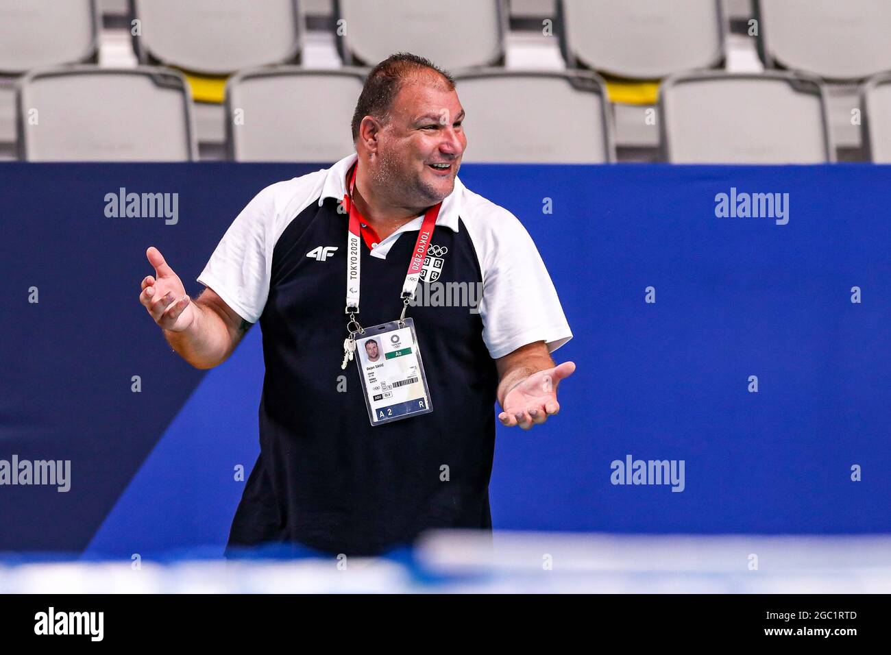 TOKIO, JAPAN - 6. AUGUST: Cheftrainer Dejan Savic aus Serbien während des Halbfinalspiels der Männer beim Olympischen Wasserball-Turnier Tokio 2020 zwischen Serbien und Spanien am 6. August 2021 im Tatsumi Waterpolo Center in Tokio, Japan (Foto: Marcel ter Bals/Orange Picics) Stockfoto