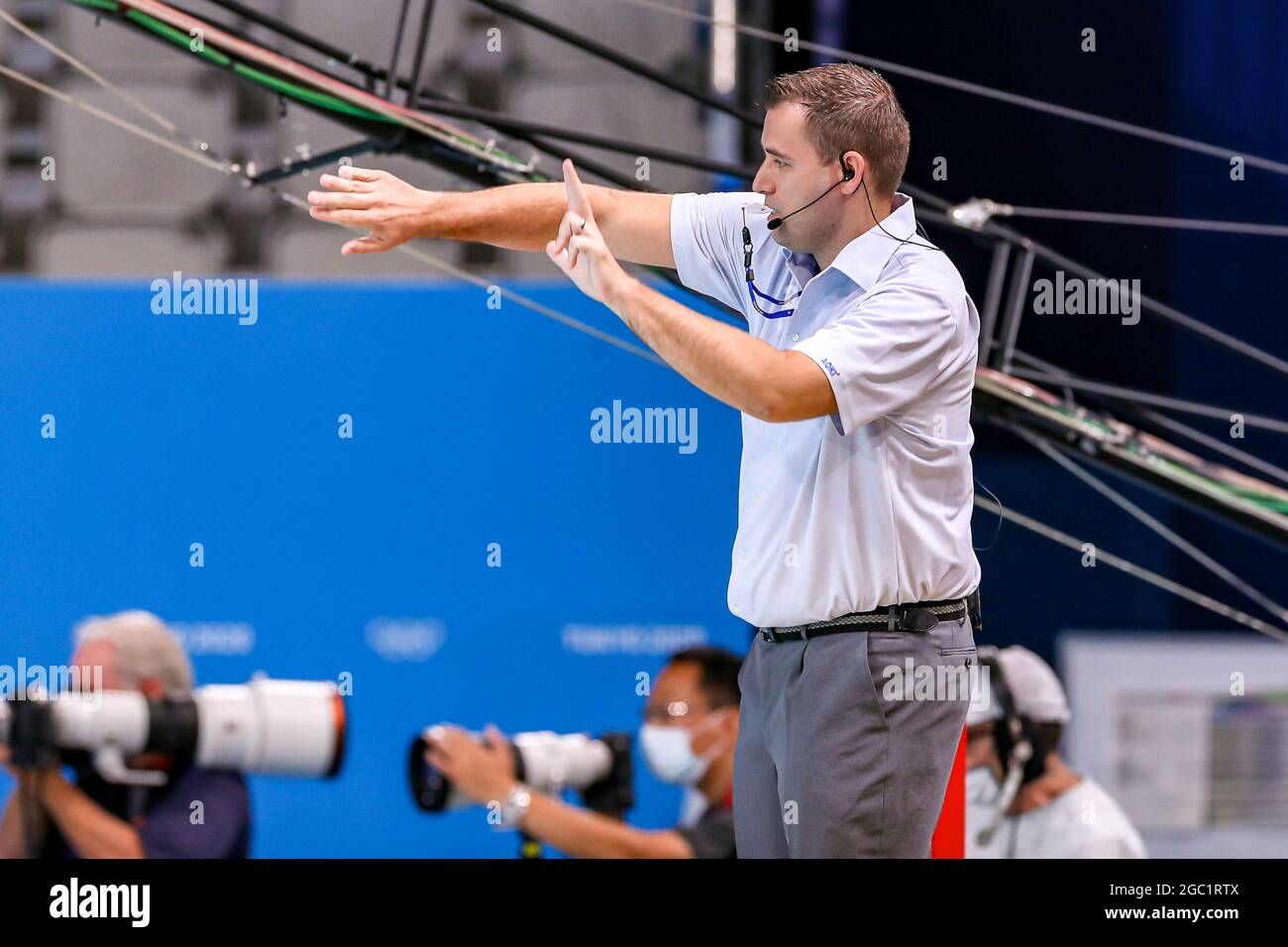 TOKIO, JAPAN - 6. AUGUST: Schiedsrichter Michiel Zwart (NED) während des Halbfinalspiels der Männer beim Olympischen Wasserball-Turnier Tokio 2020 zwischen Serbien und Spanien am 6. August 2021 im Tatsumi Waterpolo Center in Tokio, Japan (Foto: Marcel ter Bals/Orange Picles) Stockfoto