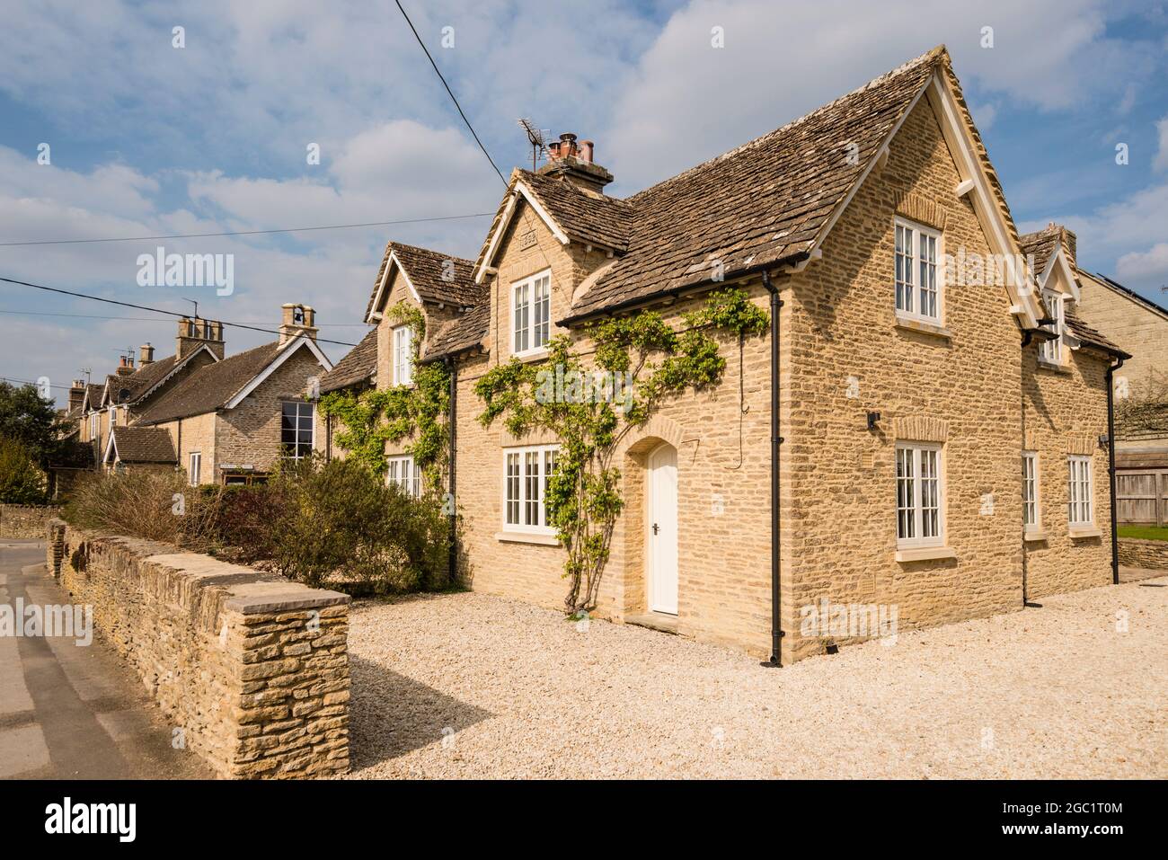 Cotswold Village in Shipton Moyne, Gloucestershire, Großbritannien Stockfoto