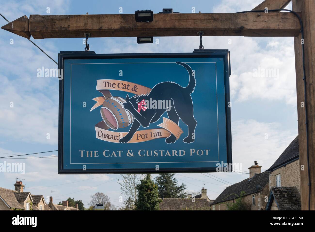 Das Schild Cat & Custard Pot Pub and Inn, Cotswold Village of Shipton Moyne, Gloucestershire, Großbritannien Stockfoto