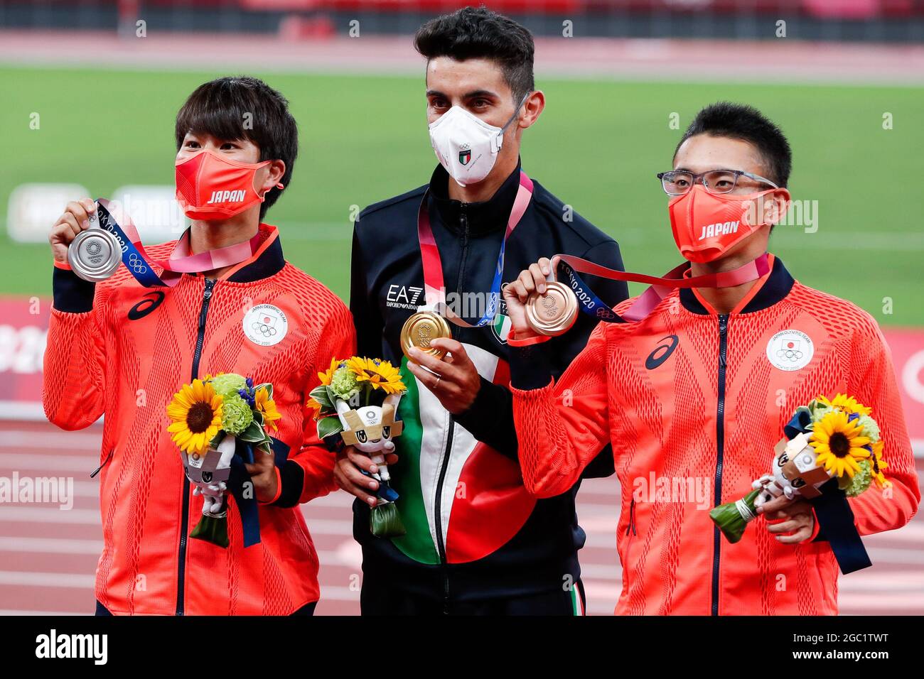 Tokio, Japan. August 2021. Von links der 20-km-Silbermedaillengewinnerin Koki Ikeda aus Japan, der Goldmedaillengewinnerin Massimo Stano aus Italien und der Bronzemedaillengewinnerin Toshikazu Yamanishi aus Japan posieren für ein Foto während der Medaillenzeremonie im Olympiastadion bei den Olympischen Sommerspielen 2020 in Tokio, Japan am Freitag, den 6. August 2021. Foto von Tasos Katopodis/UPI Credit: UPI/Alamy Live News Stockfoto