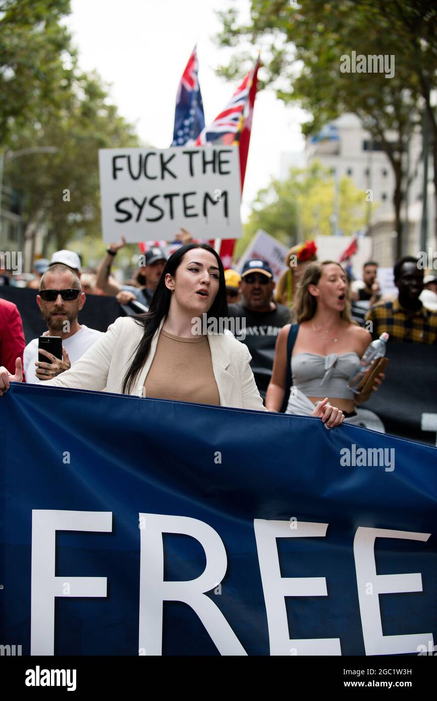 Eine Protesterin führt die Kundgebung an und hält ein Transparent mit dem Wort Freiheit auf sich, während sie die William Street hinuntermarschiert. Eine Demonstration im Rahmen einer geplanten „World Wide Rally for Freedom“, die organisiert wurde, um die Freiheit der Wahl, der Rede und der Bewegung zu fordern. Quelle: Michael Currie/Speed Media/Alamy Live News Stockfoto