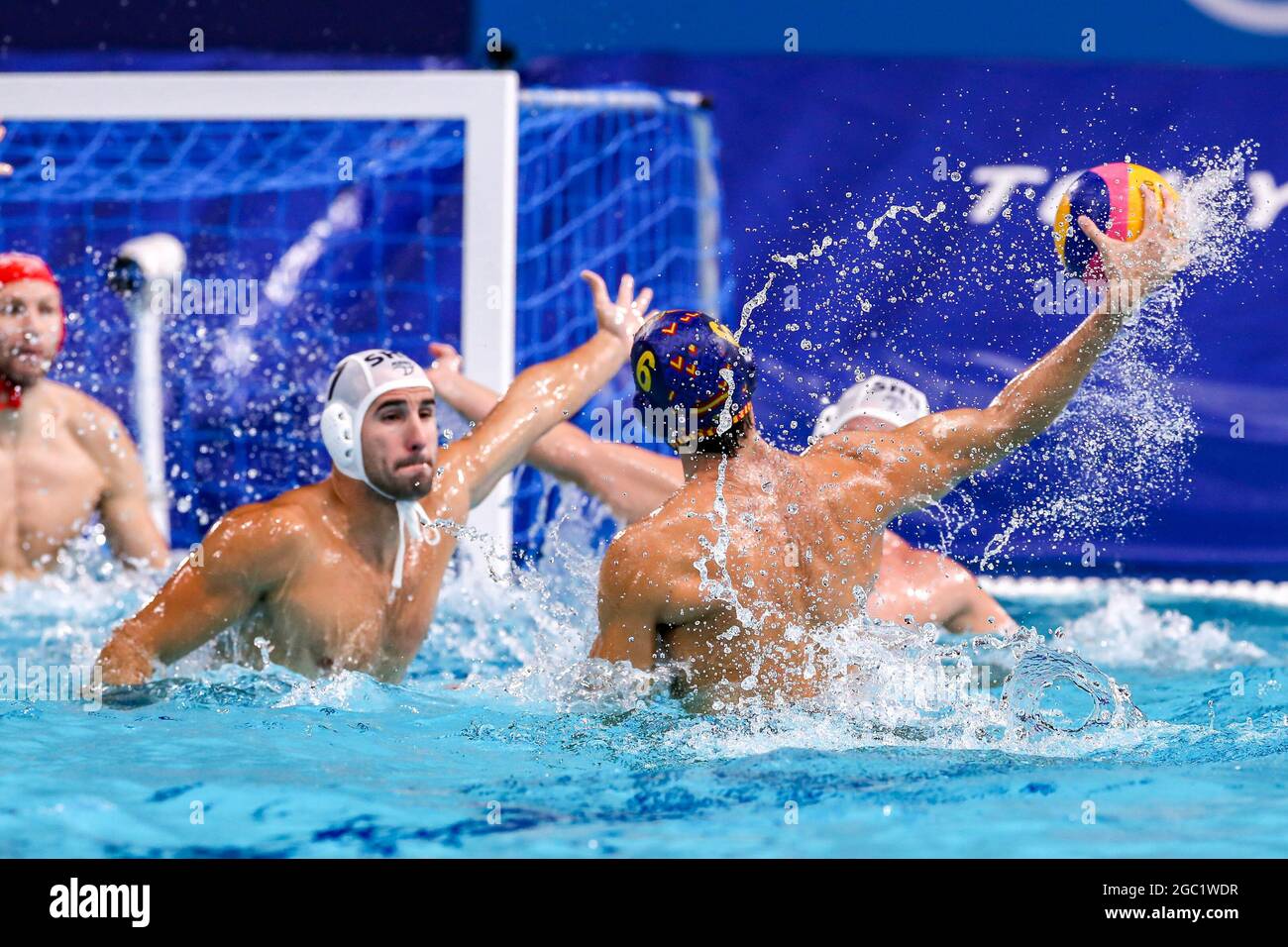 TOKIO, JAPAN - 6. AUGUST: Strahinja Rasovic aus Serbien, Marc Larumbe aus Spanien während des Halbfinalspiels der Männer beim Olympischen Wasserball-Turnier Tokio 2020 zwischen Serbien und Spanien am 6. August 2021 im Tatsumi Waterpolo Center in Tokio, Japan (Foto: Marcel ter Bals/Orange Picles) Stockfoto