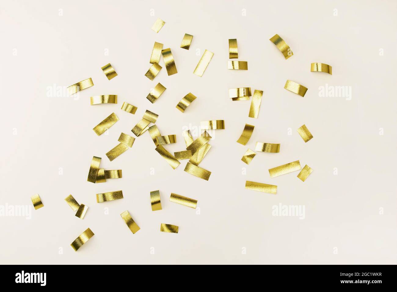 Goldenes Konfetti, Lametta, isoliert auf grauem Hintergrund Stockfoto