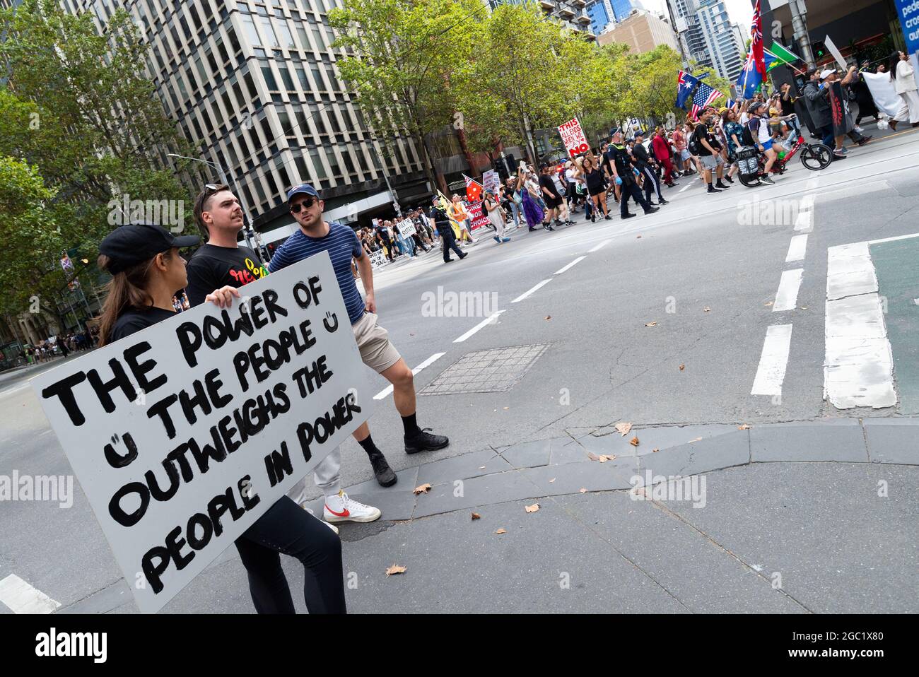 Während der weltweiten Demonstration für Freiheit in Melbourne, die am 20. März 2021 in Flagstaff Gardens, Melbourne, Australien begann, werden Demonstranten durch die Straßen marschiert. In mehr als 40 Ländern der Welt werden Demonstrationen abgehalten, um die Grundrechte zurückzufordern und sich gegen übermäßige COVID-19-Beschränkungen zu wehren. Kredit: Mikko Robles/Geschwindigkeit Medien/Alamy Live Nachrichten Stockfoto