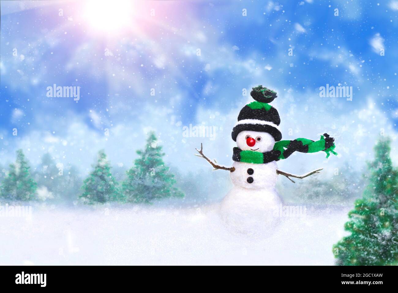 Frohe Weihnachten und Glückwünsche zum neuen Jahr. Lustige Schneemann in der Winterlandschaft Wald zwischen den Bäumen und Schnee driftet, während eines Schneefalls. Sno Stockfoto