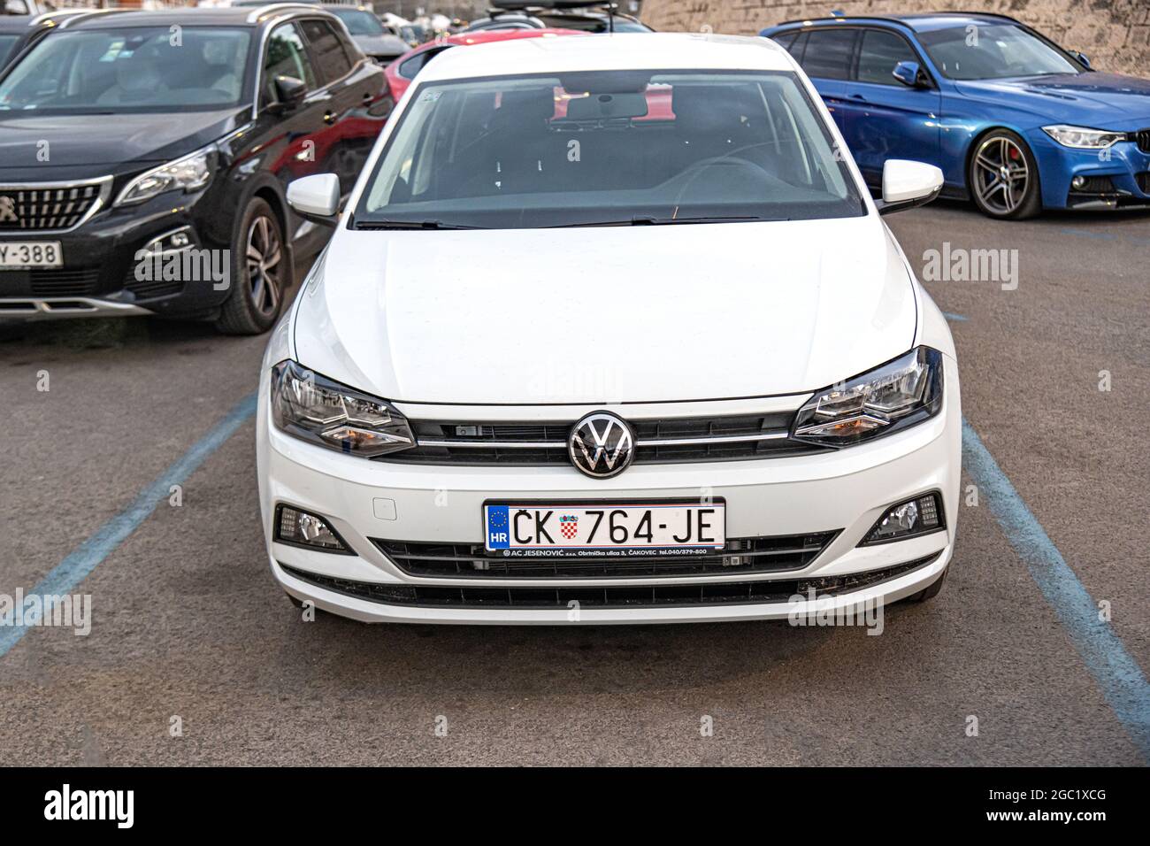 Volkswagen Polo auf einem Stadtparkplatz. Stockfoto