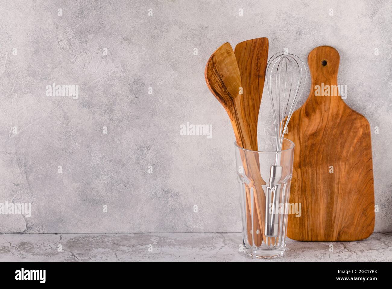 Küchenutensilien zum Essen und Kochen auf einem hellen Tisch. Stockfoto