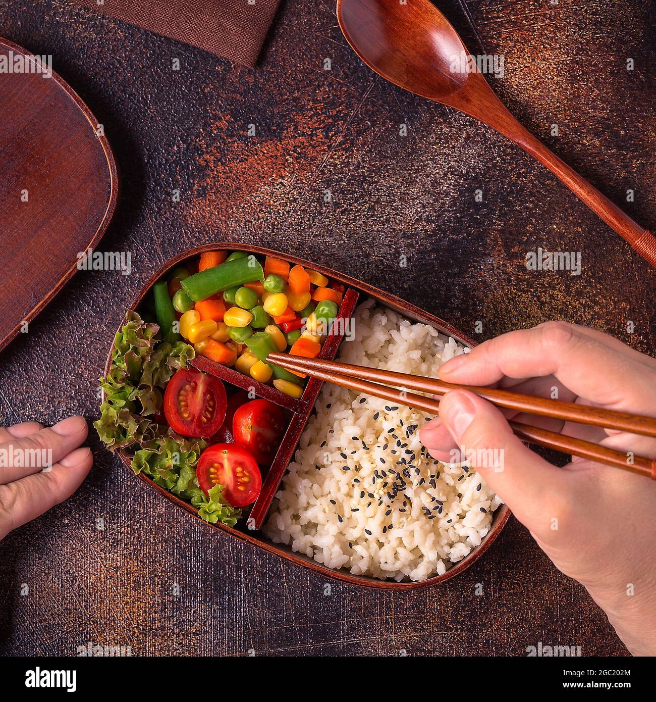 Gesundes Mittagessen in hölzerner japanischer Bento-Box. Ausgewogene gesunde Ernährung Konzept Stockfoto