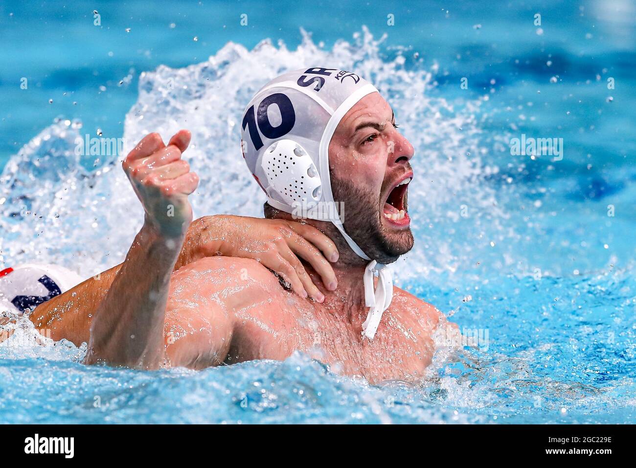 TOKIO, JAPAN - 6. AUGUST: Filip Filipovic aus Serbien feiert sein Ziel beim olympischen Wasserball-Turnier Tokio 2020 am 6. August 2021 im Tatsumi Waterpolo Center in Tokio, Japan (Foto: Marcel ter Bals/Orange Picles) Stockfoto