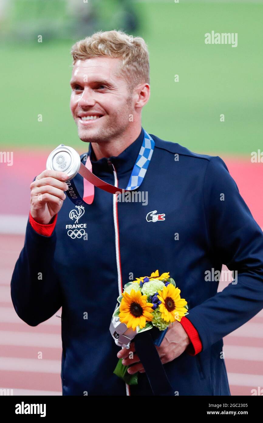 Tokio, Japan. August 2021. Der französische Zehnkampf-Silbermedaillengewinnerin Kevin Mayer posiert für ein Foto während der Medaillenzeremonie im Olympiastadion bei den Olympischen Sommerspielen 2020 in Tokio, Japan, am Freitag, den 6. August 2021. Damian Warner aus Kanada holte Gold mit 9018 Punkten, Kevin Mayer aus Frankreich mit 8726 Punkten Silber und Ashley Moloney aus Australien mit 8649 Punkten Bronze. Foto von Tasos Katopodis/UPI Credit: UPI/Alamy Live News Stockfoto