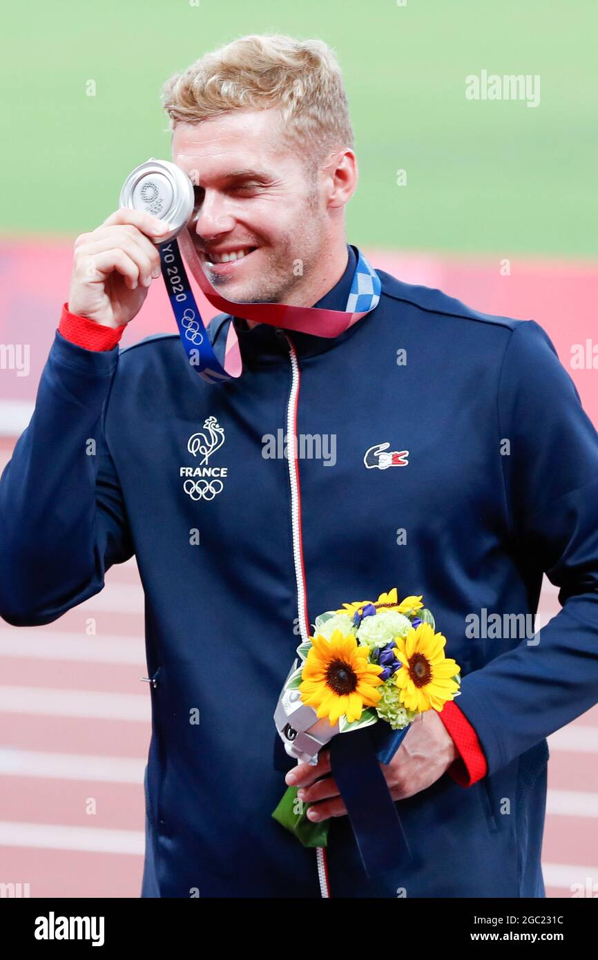 Tokio, Japan. August 2021. Der französische Zehnkampf-Silbermedaillengewinnerin Kevin Mayer posiert für ein Foto während der Medaillenzeremonie im Olympiastadion bei den Olympischen Sommerspielen 2020 in Tokio, Japan, am Freitag, den 6. August 2021. Damian Warner aus Kanada holte Gold mit 9018 Punkten, Kevin Mayer aus Frankreich mit 8726 Punkten Silber und Ashley Moloney aus Australien mit 8649 Punkten Bronze. Foto von Tasos Katopodis/UPI Credit: UPI/Alamy Live News Stockfoto