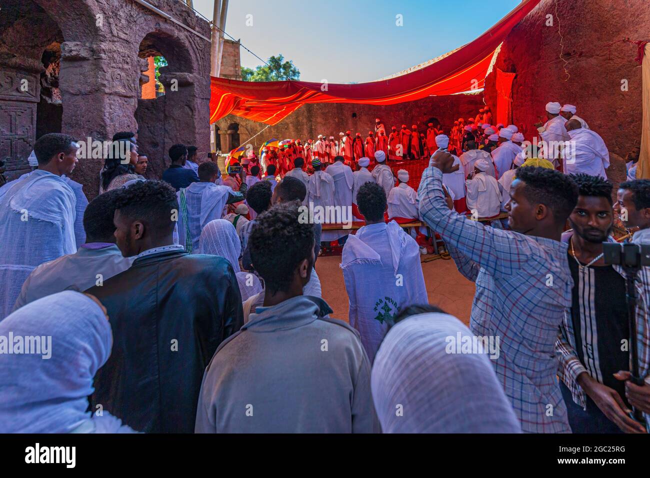 LALIBELA, ÄTHIOPIEN - 2020. JANUAR: Religiöse Feste mit äthiopischen Menschen im Haus der Maria oder Bete Mariam Stockfoto
