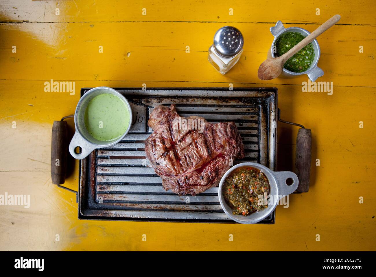 Gegrilltes Steak und Saucen in Bogota, Kolumbien. Stockfoto