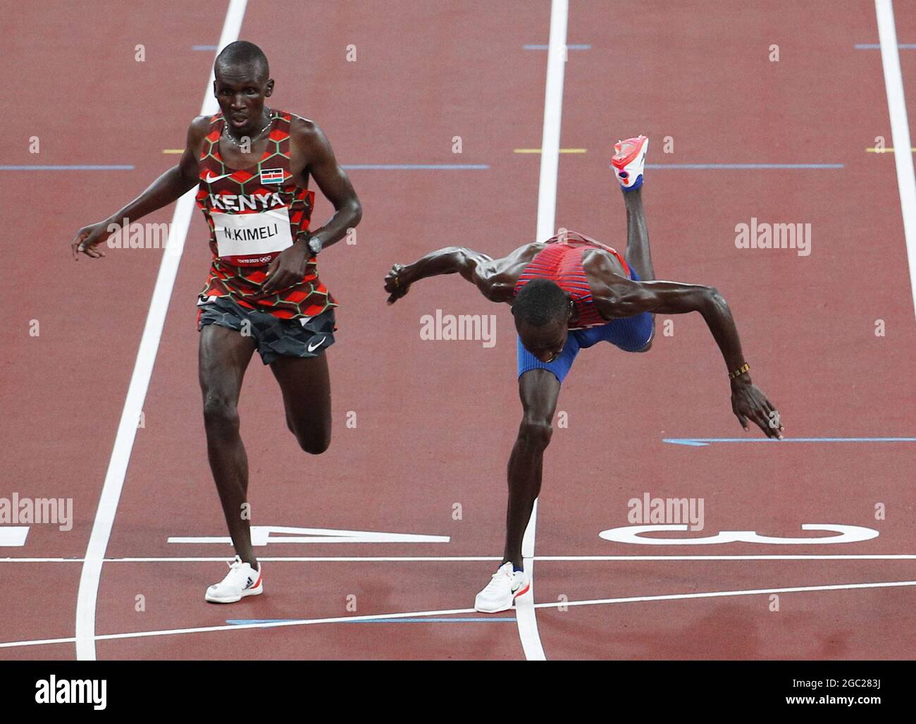 Tokio, Japan. August 2021. Paul Chelimo aus den USA stolpert über die Ziellinie und gewann am 5000 Freitag, den 6. August 2021, die Bronzemedaille bei den Olympischen Sommerspielen 2020 in Tokio, Japan. Foto von Bob Strong/UPI Credit: UPI/Alamy Live News Stockfoto