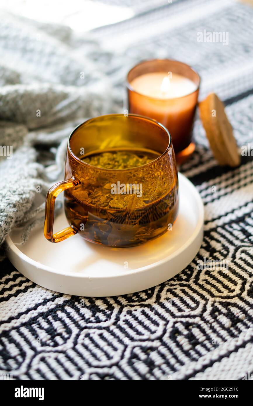 Tasse Tee und gemütliche Kerze auf weißem Tablett Stockfotografie - Alamy
