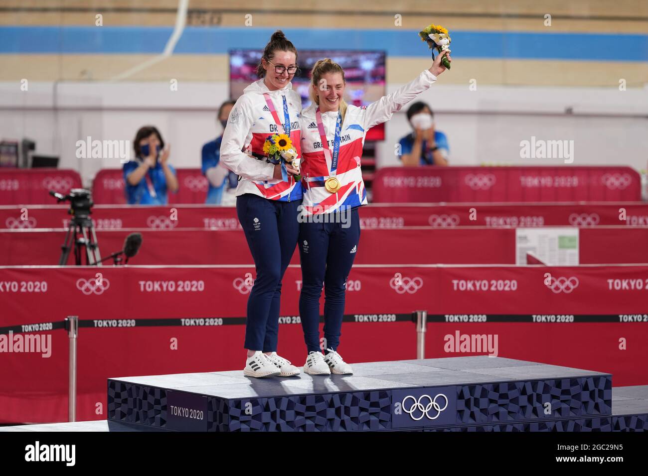 Das britische Team Katie Archibald & Laura Kenny (GBR) feiern den Gewinn von Goldmedaillen im Radrennen - Madison Finale der Frauen am 6. August 2021 während der Olympischen Spiele 2020 in Tokio im Izu Velodrome in Shizuoka, Japan. Quelle: Shutaro Mochizuki/AFLO/Alamy Live News Stockfoto