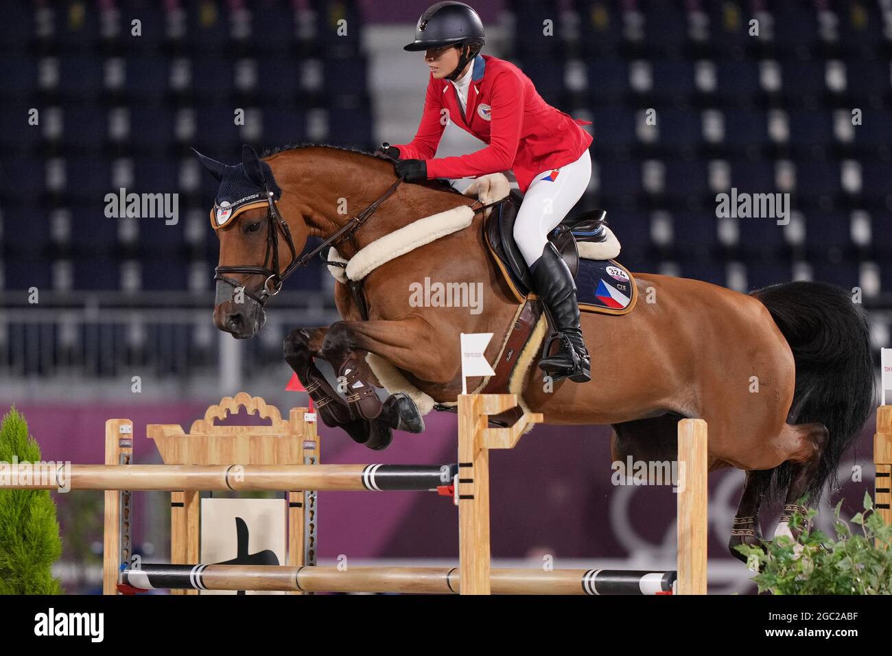 Anna Kellnerova aus Tschechien auf Catch Me If You Can Old in Action im Reitsport-Team-Qualifying im Equestrian Park in Tokio, Japan auf EINEM Stockfoto