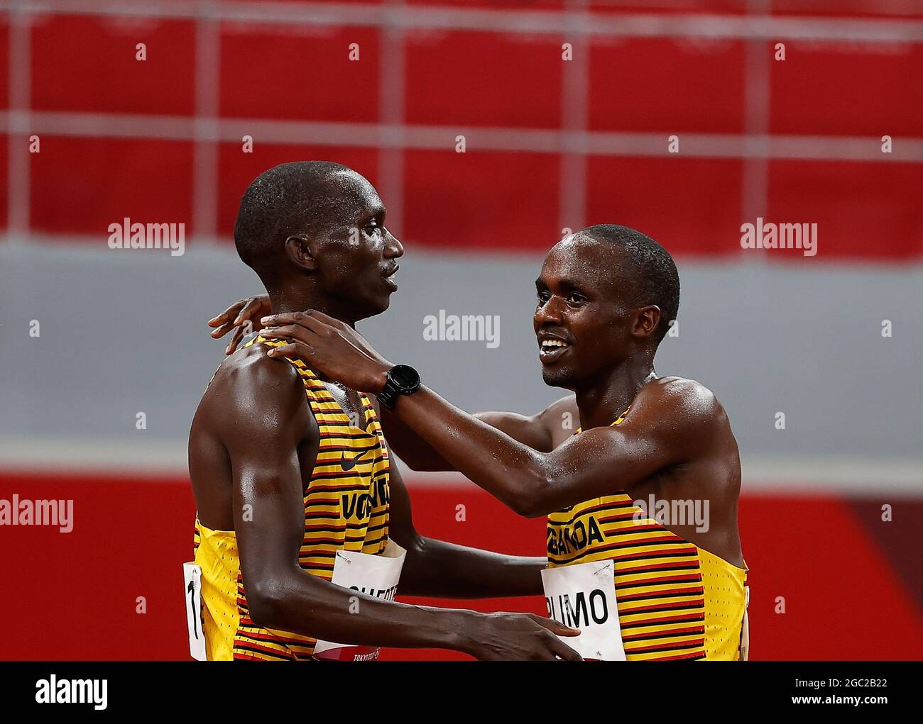 Tokio, Japan. August 2021. Joshua Cheptegei (L) und Jacob Kiplimo aus Uganda reagieren nach dem 5000-m-Finale der Männer bei den Olympischen Spielen 2020 in Tokio, Japan, am 6. August 2021. Quelle: Wang Lili/Xinhua/Alamy Live News Stockfoto