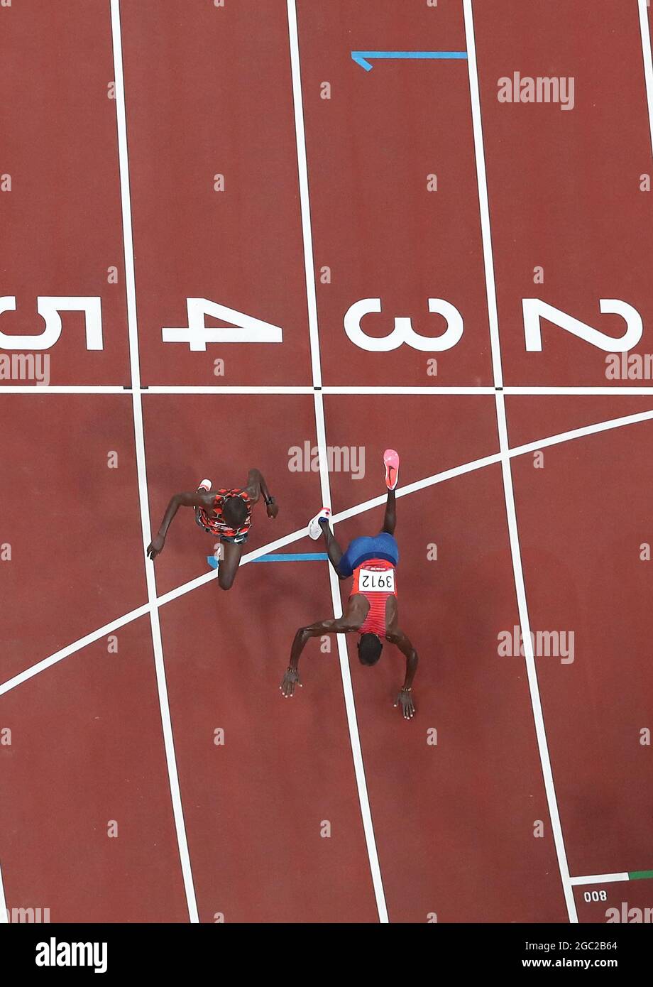 Tokio, Japan. August 2021. Paul Chelimo (R) aus den Vereinigten Staaten fällt nach dem Finale der Männer über 5000 m bei den Olympischen Spielen 2020 in Tokio, Japan, am 6. August 2021. Kredit: Zeng Yao/Xinhua/Alamy Live Nachrichten Stockfoto