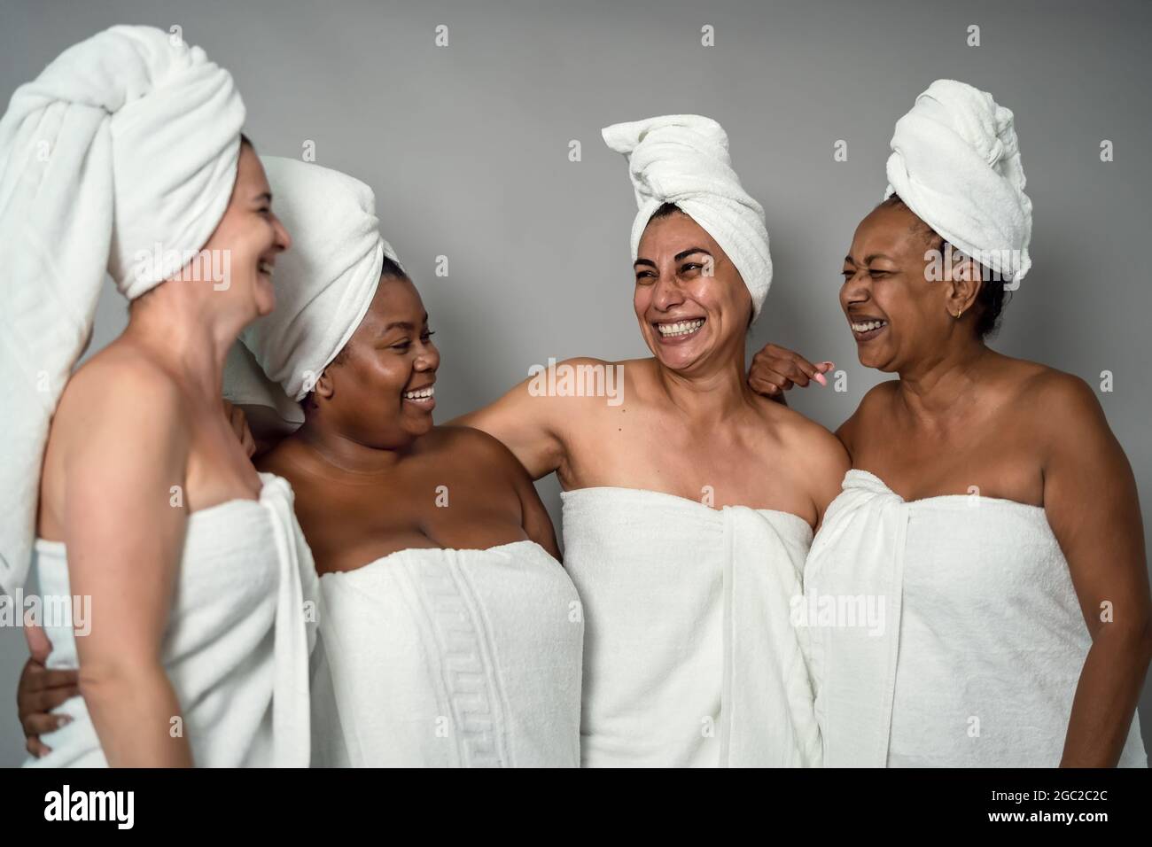 Glückliche Frauen mit unterschiedlichen Alter und Körpergröße mit Hautpflege Spa Day - Menschen Selfcare Konzept Stockfoto