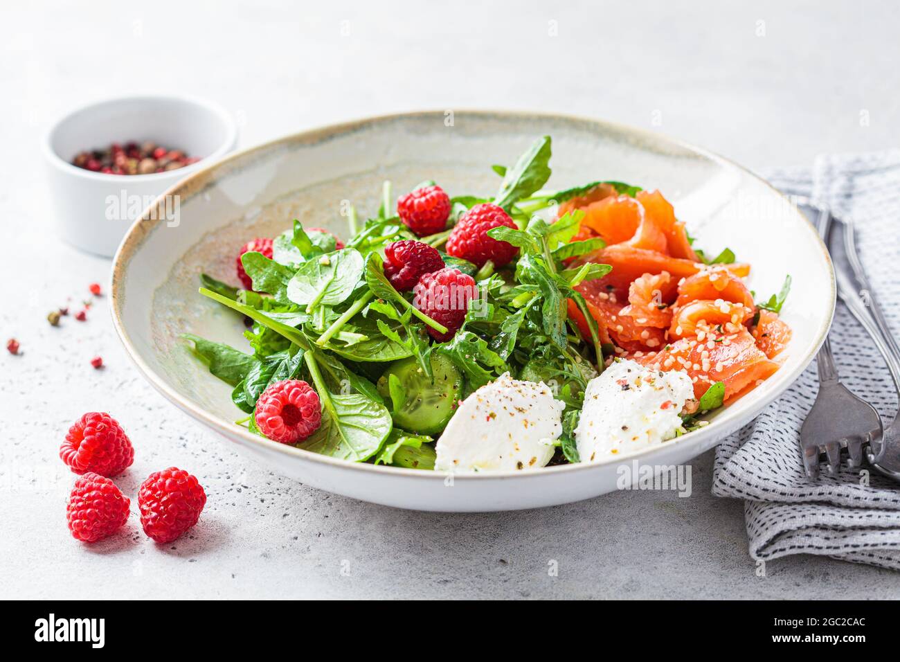 Sommersalat mit gesalzenem Lachs, Ricotta und Himbeeren. Gesundes vegetarisches Lebensmittelkonzept. Stockfoto