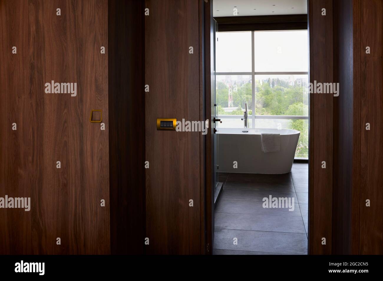 Modernes Badezimmer mit Badewanne Stockfoto
