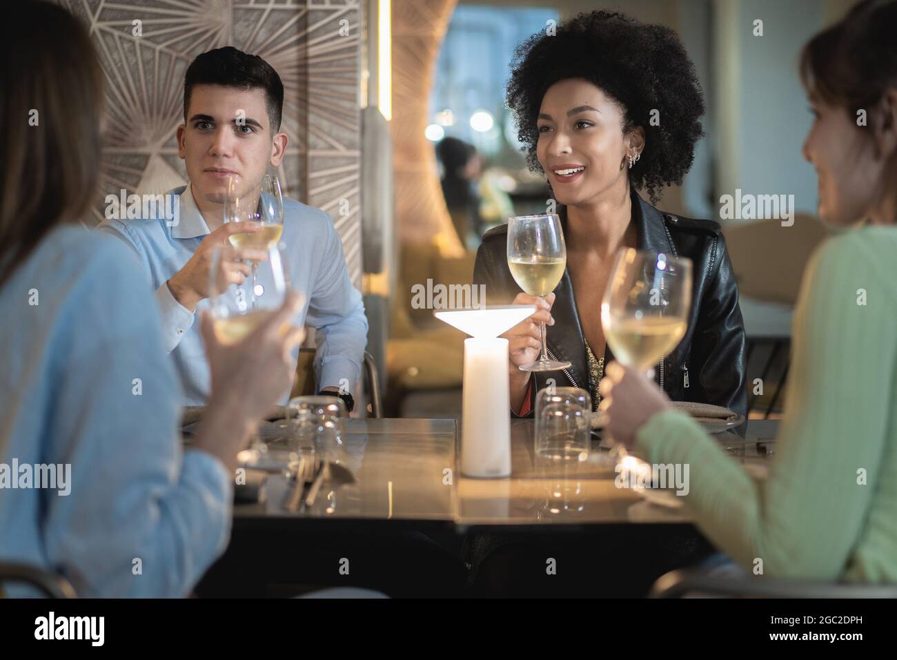 Freunde Gruppe trinken Weißwein an der Kaffeebar - Leute reden und Spaß zusammen im Fusion Food Cafe - Freundschaftskonzept mit glücklichen Männern und W Stockfoto