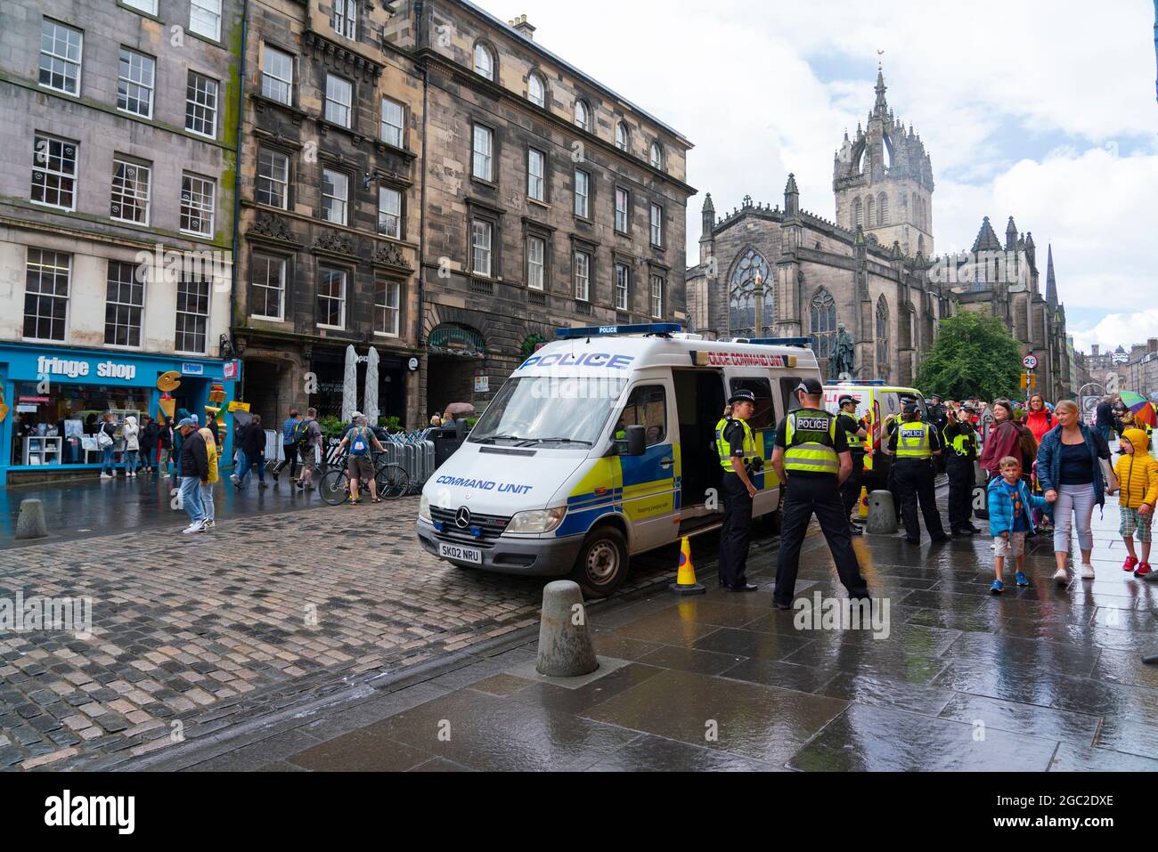 Edinburgh, Schottland, Großbritannien. August 2021. Bilder von der Royal Mile in der Altstadt von Edinburgh am Eröffnungstag des Edinburgh Fringe Festivals 2021. Das Festival sieht ganz anders aus als vor zwei Jahren. Nur sehr wenige Straßenaufführungsräume sind erlaubt und deutlich weniger Touristen sind zu sehen. Auch eine hohe Sichtbarkeit der Polizei, es gibt mehr Polizeibeamte als Darsteller auf der Straße, steht in einem deutlichen Kontrast zu den Vorjahren. PIC; die Polizei parkte auf der Royal Mile, wo normalerweise Straßenkünstler auftreten. Iain Masterton/Alamy Live Nachrichten. Stockfoto