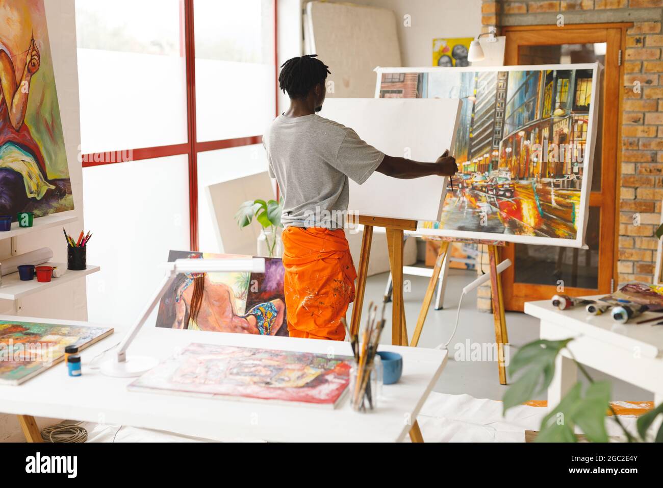 afroamerikanischer Maler bei der Arbeit im Kunststudio Stockfoto