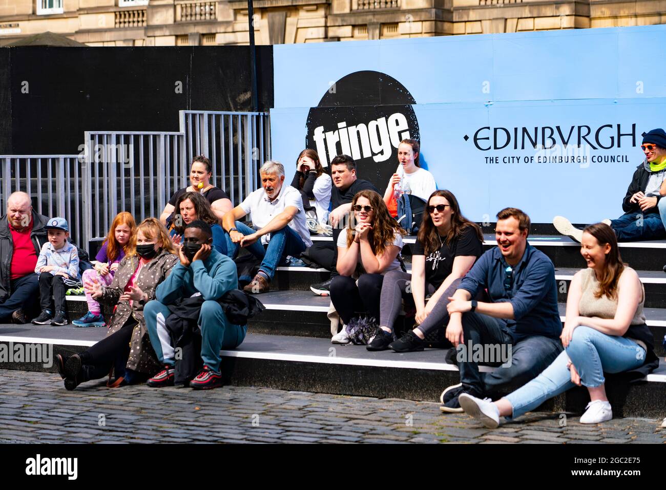 Edinburgh, Schottland, Großbritannien. August 2021. Bilder von der Royal Mile in der Altstadt von Edinburgh am Eröffnungstag des Edinburgh Fringe Festivals 2021. Das Festival sieht ganz anders aus als vor zwei Jahren. Nur sehr wenige Straßenaufführungsräume sind erlaubt und deutlich weniger Touristen sind zu sehen. Auch eine hohe Sichtbarkeit der Polizei, es gibt mehr Polizeibeamte als Darsteller auf der Straße, steht in einem deutlichen Kontrast zu den Vorjahren. Bild: Zuschauer beobachten den Darsteller in einem abgeschirmten Raum in der St Gile Cathedral. Iain Masterton/Alamy Live Nachrichten. Stockfoto