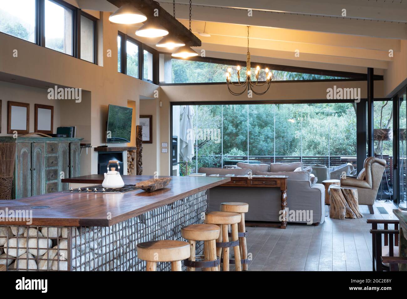 Interieur der luxuriösen Küche Essbereich in modernen Ferienwohnung Stockfoto