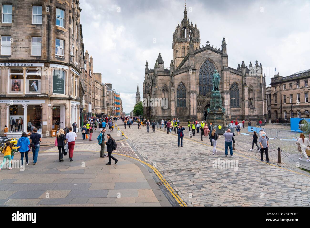 Edinburgh, Schottland, Großbritannien. August 2021. Bilder von der Royal Mile in der Altstadt von Edinburgh am Eröffnungstag des Edinburgh Fringe Festivals 2021. Das Festival sieht ganz anders aus als vor zwei Jahren. Nur sehr wenige Straßenaufführungsräume sind erlaubt und deutlich weniger Touristen sind zu sehen. Auch eine hohe Sichtbarkeit der Polizei, es gibt mehr Polizeibeamte als Darsteller auf der Straße, steht in einem deutlichen Kontrast zu den Vorjahren. Bild: Die Royal Mile ist am Eröffnungstag des Fringe sehr ruhig. Iain Masterton/Alamy Live Nachrichten. Stockfoto