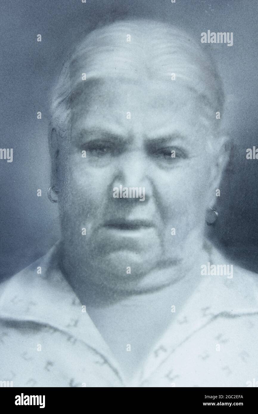 Ein altes Foto eines Porträts einer älteren Frau, die für die Kamera posiert. Stockfoto