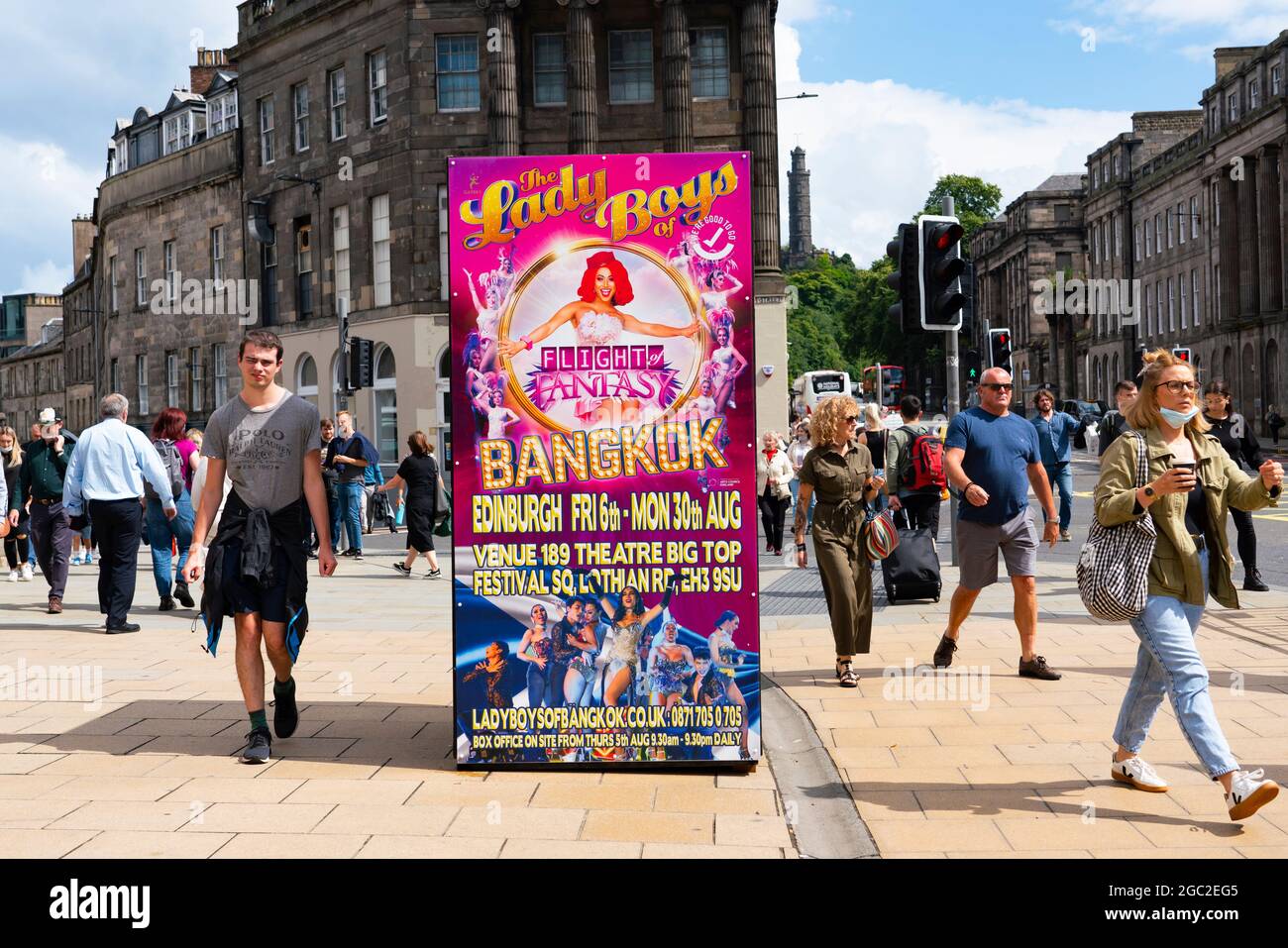 Edinburgh, Schottland, Großbritannien. August 2021. Bilder von der Royal Mile in der Altstadt von Edinburgh am Eröffnungstag des Edinburgh Fringe Festivals 2021. Das Festival sieht ganz anders aus als vor zwei Jahren. Nur sehr wenige Straßenaufführungsräume sind erlaubt und deutlich weniger Touristen sind zu sehen. Auch eine hohe Sichtbarkeit der Polizei, es gibt mehr Polizeibeamte als Darsteller auf der Straße, steht in einem deutlichen Kontrast zu den Vorjahren. PIC; Plakat-Werbefestival-Show der Lady Boys aus Bangkok auf der Princes Street. Iain Masterton/Alamy Live Nachrichten. Stockfoto