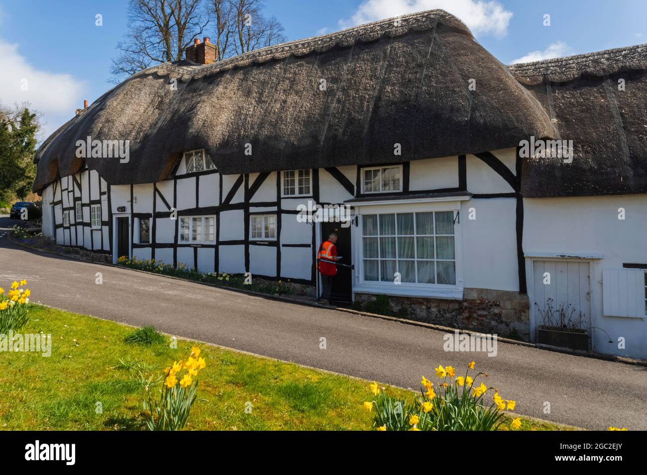 England, Hampshire, Test Valley, Wherwell, Reetgedeckte Cottages im Frühling Stockfoto