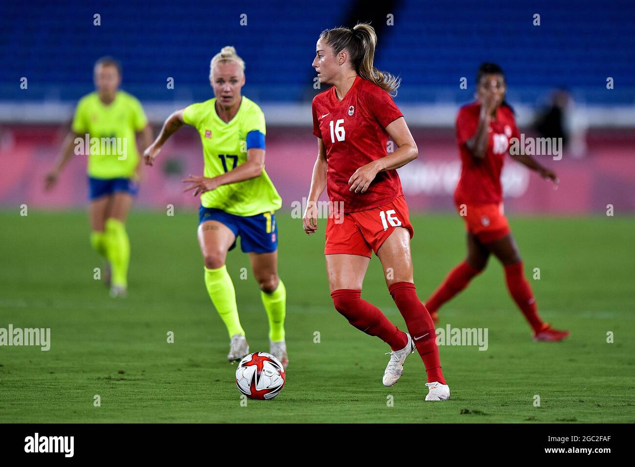 Yokohama, Japan. August 2021. YOKOHAMA, JAPAN - 6. AUGUST: Caroline Seger aus Schweden und Janine Beckie aus Kanada während des Olympischen Frauenfußballturniers in Tokio 2020 Goldmedaillenmatches zwischen Schweden und Kanada im Internationalen Stadion Yokohama am 6. August 2021 in Yokohama, Japan (Foto: Pablo Morano/Orange Picics) Kredit: Orange Pics BV/Alamy Live News Stockfoto