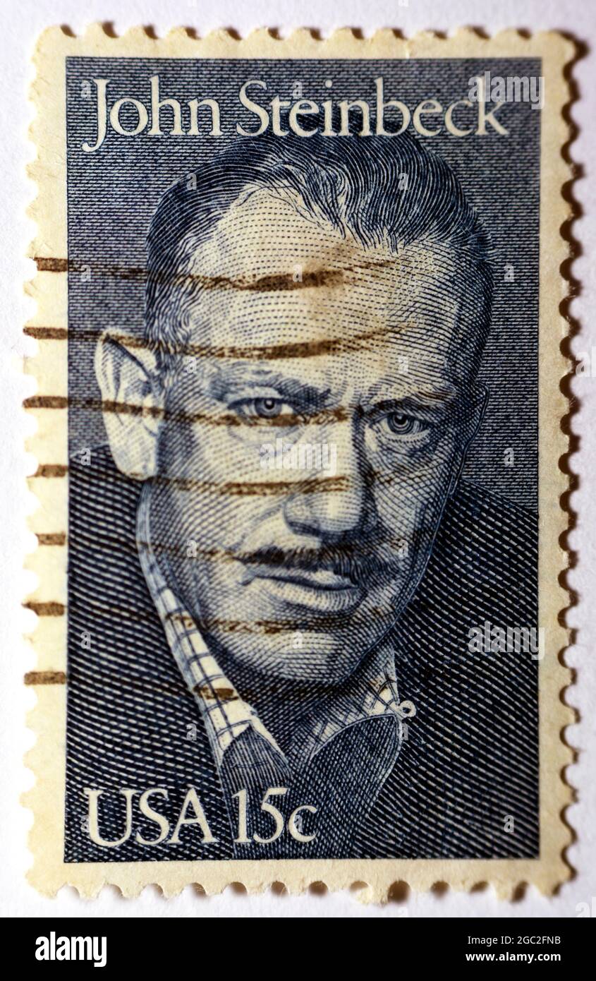 Eine in den USA gedruckte Briefmarke zeigt den berühmten amerikanischen Schriftsteller John Ernst Steinbeck Jr ( 1902 - 1968 ), amerikanischen Autor, Schriftsteller und Nobelpreisträger Stockfoto