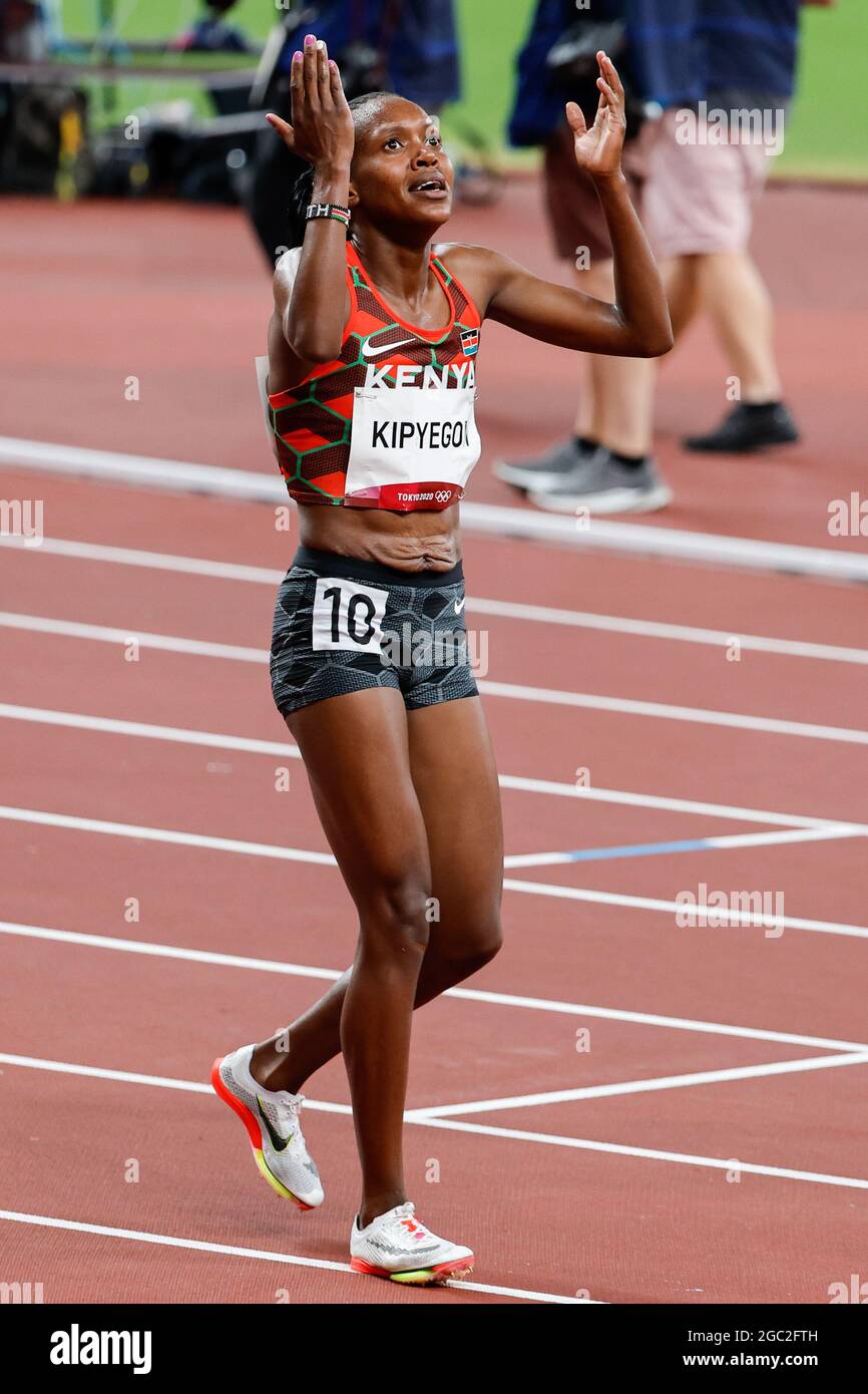 Tokio, Japan. August 2021. Der Kenianer Faith Kipyegon feiert am Freitag, den 6. August 2021, nach dem Gewinn von Gold im 1500-m-Finale der Frauen im Olympiastadion bei den Olympischen Sommerspielen 2020 in Tokio, Japan. Faith Kipyegon aus Kenia holte Gold mit einer Zeit von 3:53.11, Laura Muir aus Großbritannien mit einer Zeit von 3:54.50 und Sifan Hassan aus den Niederlanden mit einer Zeit von 3:55.86. Foto von Tasos Katopodis/UPI Credit: UPI/Alamy Live News Stockfoto