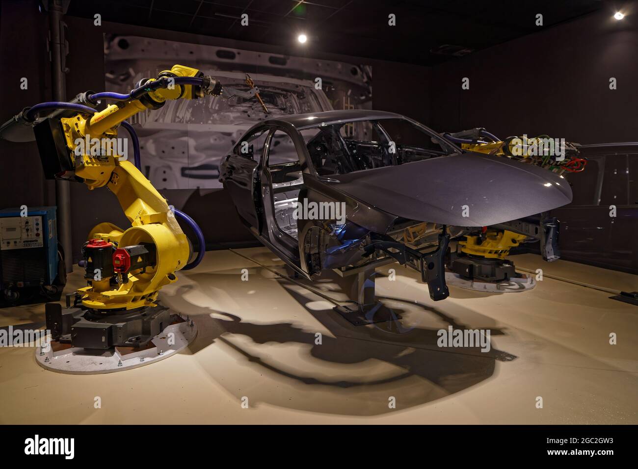 MULHOUSE, FRANKREICH, 28. Juni 2021 : Replik einer Automobilfabrik. Die Cité de l'automobile beherbergt die weltweit größte Sammlung von Autos mit mehr o Stockfoto