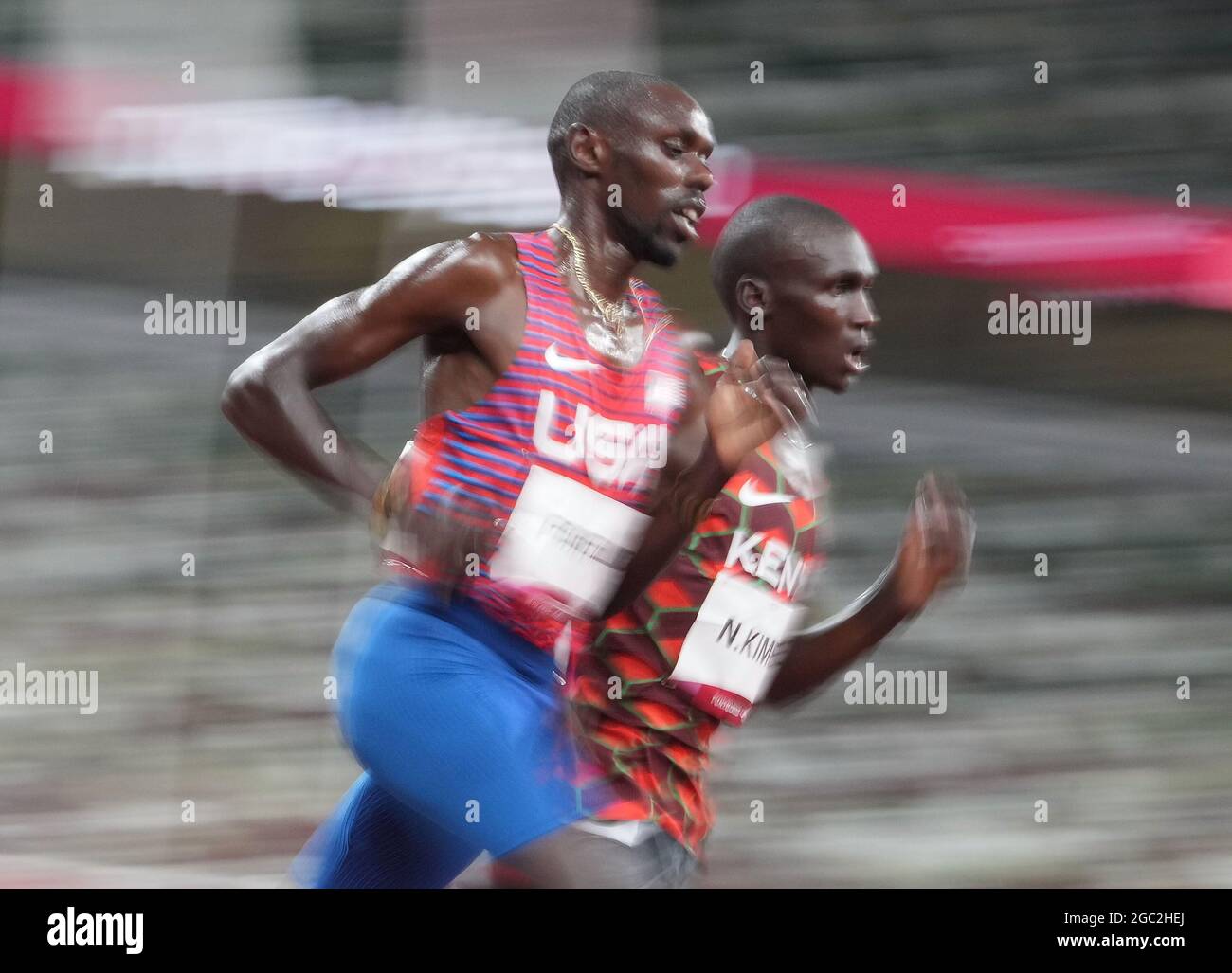 Tokio, Japan. August 2021. Paul Chelimo (L) aus den Vereinigten Staaten tritt beim Finale der Männer über 5000 m bei den Olympischen Spielen 2020 in Tokio, Japan, am 6. August 2021 an. Quelle: Li Yibo/Xinhua/Alamy Live News Stockfoto